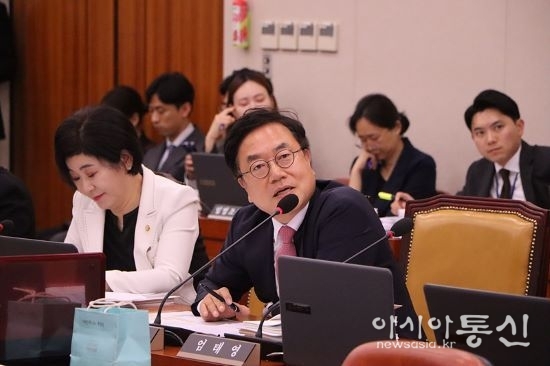 국회국토교통위원회서 '매뉴얼 관리 부실' 질타하는 서범수 국회의원.