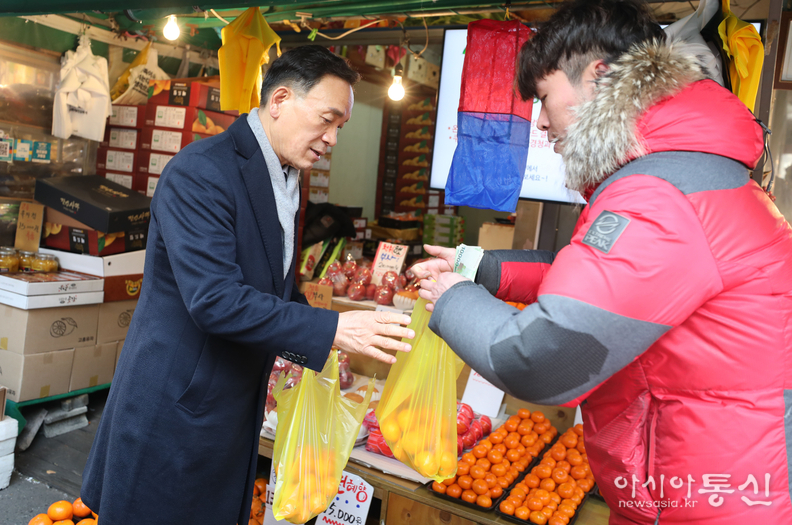 지난해 2월 2일 개포시장에서 설명절 장보기를 하는 조성명 강남구청장