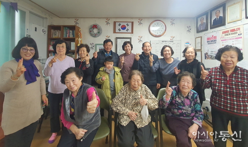 초등학교 입학생에게 장학금을 전달한 장다리경로당 어르신들