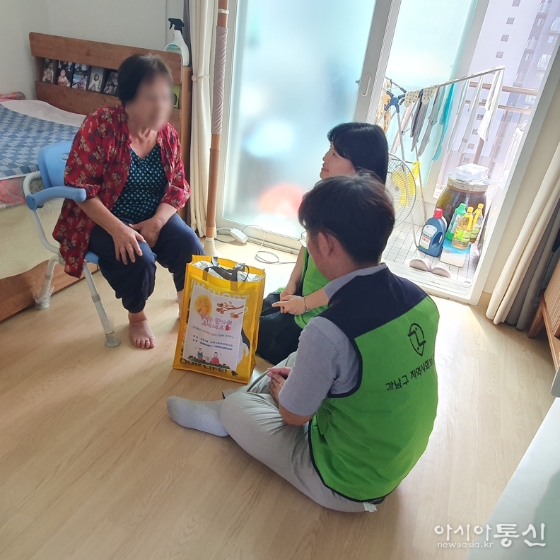 지난해 9월 추석을 맞아 취약계층을 방문한 개포3동 주민들