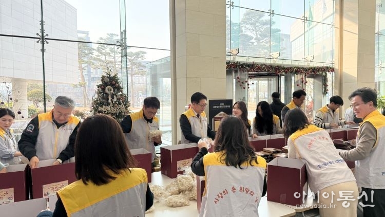 한국동서발전(주) 권명호 사장과 임직원 일동은 '설' 명절 나눔 떡 福꾸러미를 빚고 있다.