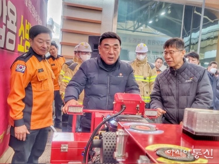 김두겸 시장이 직접 소방펌프 시연 운전하고 있다.