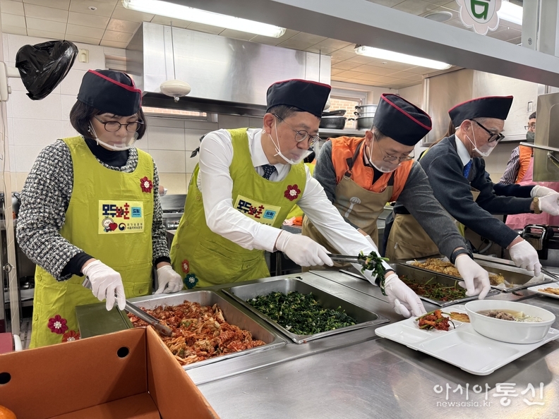 (왼쪽부터) 이은주 복지과장, 전종호 서울지방보훈청장, 전연보 한화시스템 재무실장, 하태환 중구보훈회관장