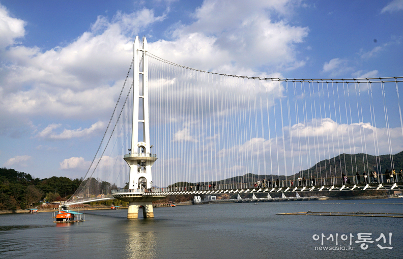 <충남 에산군, <strong>"예당호 출렁다리"</strong>> 김광부 기자