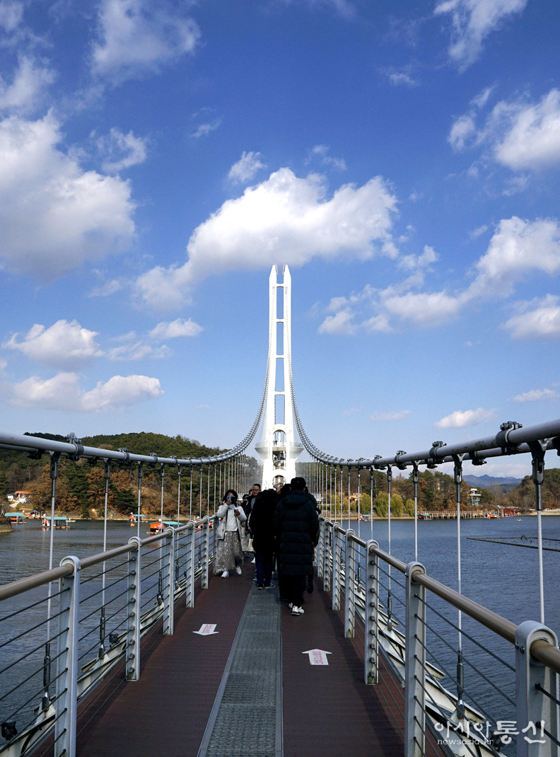 <충남 에산군, <strong>"예당호 출렁다리"</strong>> 김광부 기자