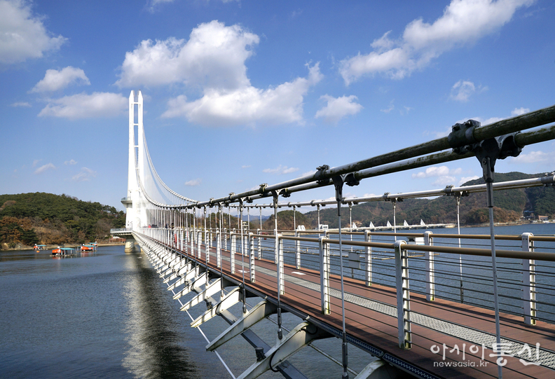 <충남 예산군, <strong>"예당호 출렁다리"</strong>> 김광부 기자