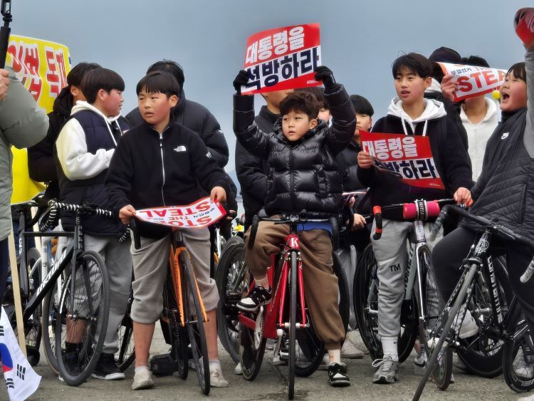 초등학생들이 윤 대통령 석방을 목이 터져라 외치는 모습.