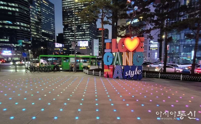 강남스퀘어 광장에 설치된 조형물 및 바닥조명