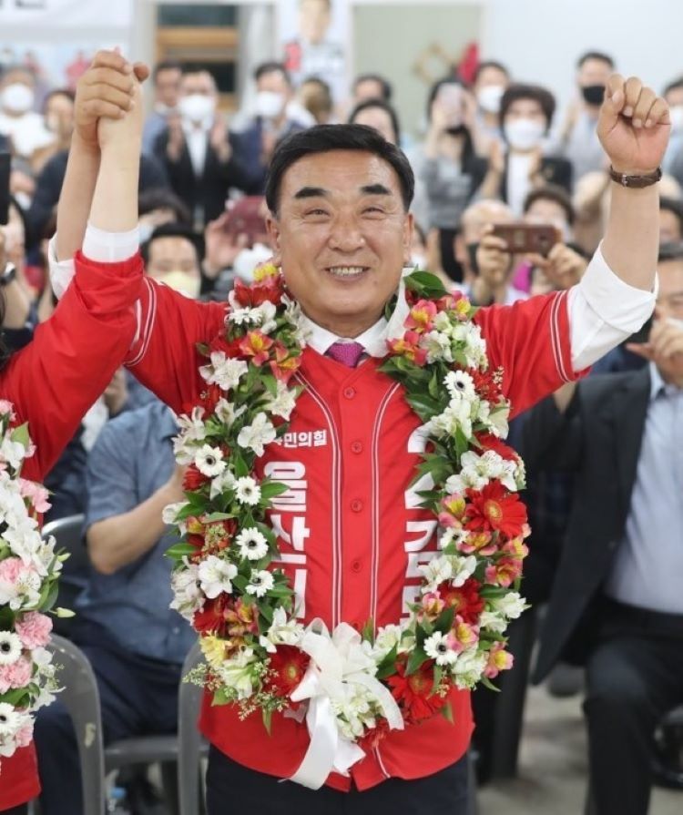 송철호 시장과 선거 전쟁서 승리한 김두겸 울산광역시장.