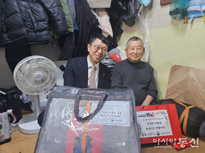 전종호 서울지방보훈청장(왼쪽)이 설 명절을 맞아 취약계층 국가유공자를 위문하고 있다.