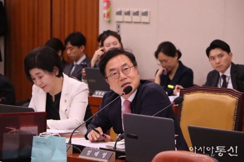 국회에서 대-야 투쟁에 강하게 질의하는 서범수 울주군 국회의원.
