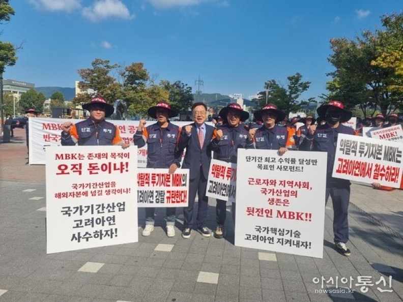 서범수 국회의원은 노조 앞에 주눅든 타 정치인들과는 달리 강성노조는 질타하고 기업과 상생하는 노조는 직접 찾아가 격려하는 정치인이다. 고려아연노조를 찾아 함께 고뇌하고 미래를 토론하는 서범수 국회의원. 