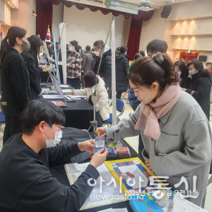 구미경의원이 박람회에 참석하여 행사에 참여하고 있다
