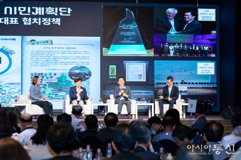 지난해 9월10일 개최된 2024 도시정책 시민계획단 원탁토론회에서 이재준 수원시장과 도시 전문가들이 토크 콘서트를 진행하고 있다.