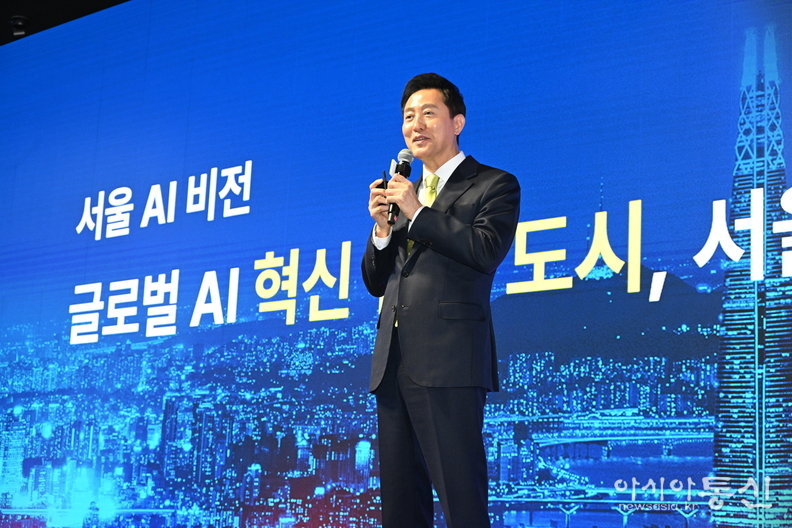 오세훈 서울시장이 11일(화) 코엑스에서 개최된 'AI SEOUL 2025'에서 '글로벌 AI 혁신도시, 서울'이라는 주제로 비전 발표하고 있다.