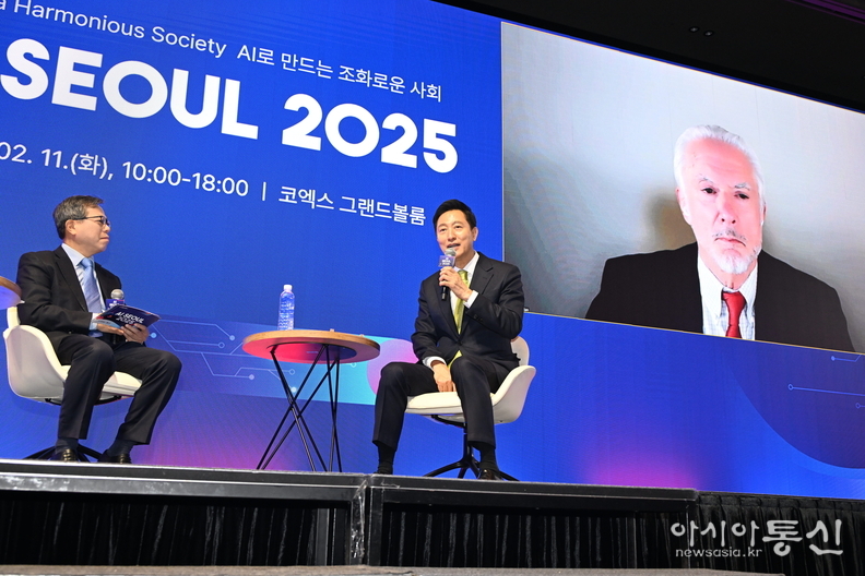 오세훈 서울시장이 11일(화) 코엑스에서 개최된 'AI SEOUL 2025'에서 AI가 앞으로 우리 사회에 어떤 변화를 가져다줄지 제리 카플란 스탠포드대 교수(화면 내), 김영오 서울대 공과대학 학장(좌측)과 대화를 나누고 있다.