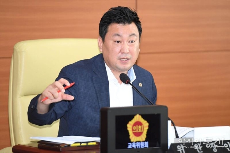 울산시의회에서 질의하는 안대룡 교육위원장.