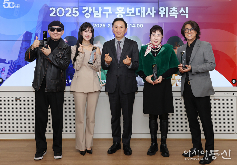 (왼쪽부터) 박상민, 강혜연, 조성명 강남구청장, 이자연, 유리상자 박승화