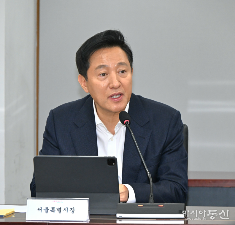 오세훈 서울시장이 13일(목) 오후 서울시청 기획상황실에서 열린 '서울시 투자출연기관 규제철폐 보고회'에서 모두발언을 하고 있다.