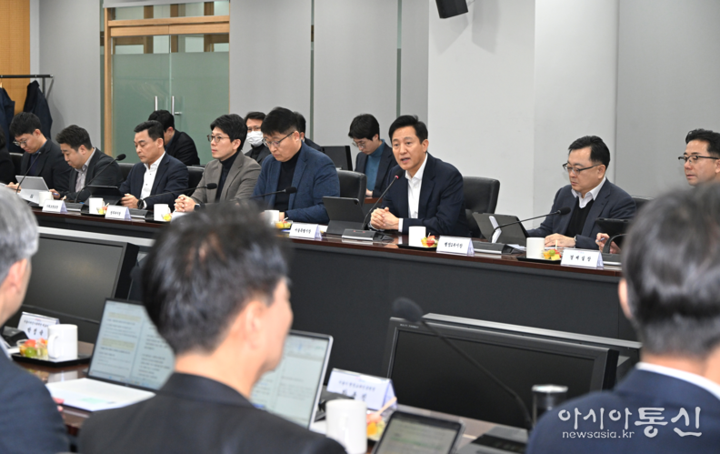 오세훈 서울시장이 13일(목) 오후 서울시청 기획상황실에서 열린 '서울시 투자출연기관 규제철폐 보고회'에서 모두발언을 하고 있다.