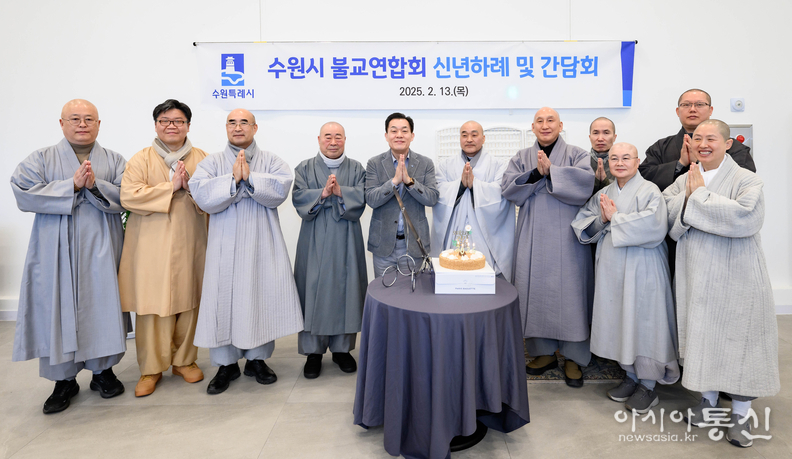 이재준 시장(왼쪽 5번째)과 참석자들이 함께하고 있다.