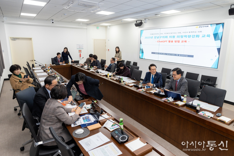 지난 14일 스마트폰을 활용해 ChatGPT를 실습해 보는 의원들