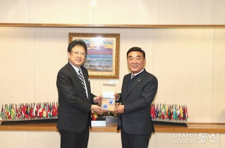 김두겸 울산시장과 일본 구마모토 시장과 상호 교류 협약 장면.