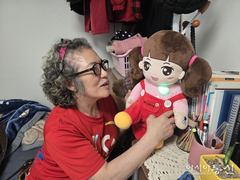 초롱이와 대화를 나누는 어르신