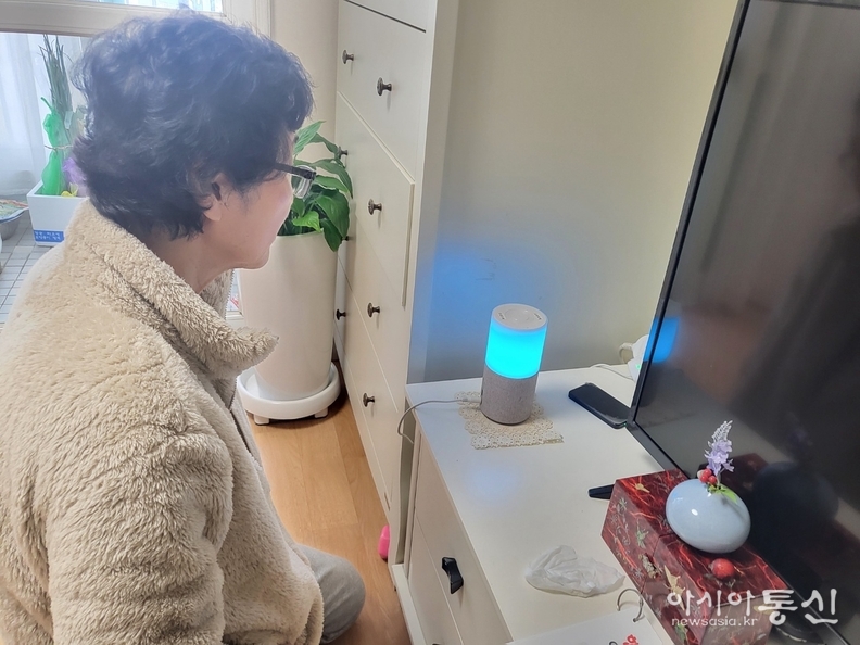 AI 스피커와 대화를 나누는 어르신