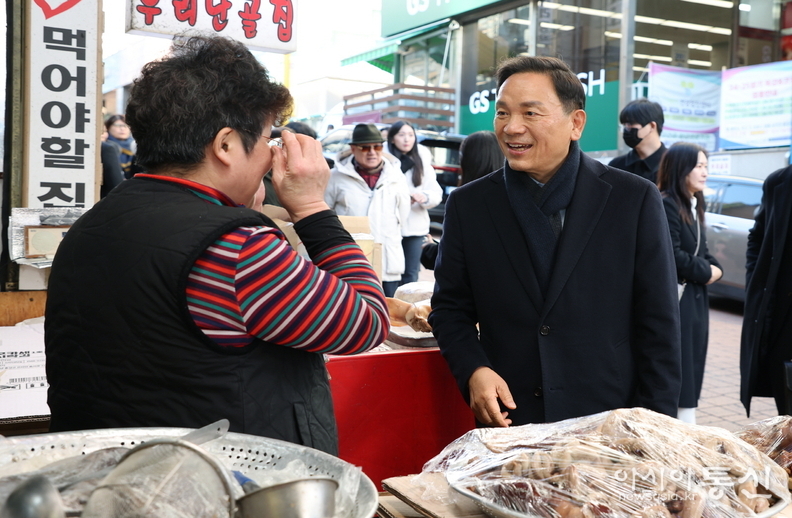 지난 1월 23일 설을 맞아 영동시장을 방문한 조성명 강남구청장