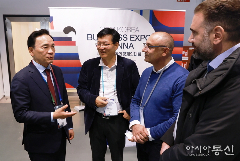 지난해 10월 29일 세계한인경제인대회 엑스포에서 해외 바이어들과 이야기를 나누는 조성명 강남구청장