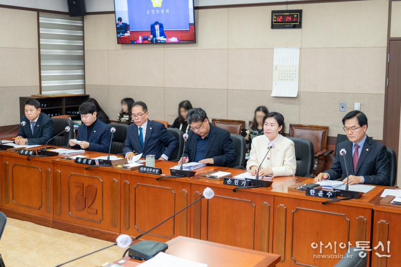 지난 19일 진행된 의원연구단체 심의에 참석한 대표 의원들(좌측에서 3번째 복진경 부의장, 우측에서 1번째 한윤수 의원, 좌측에서 1번째 황영각 의원, 우측에서 2번째 손민기 의원, 좌측에서 2번째 우종혁 의원)