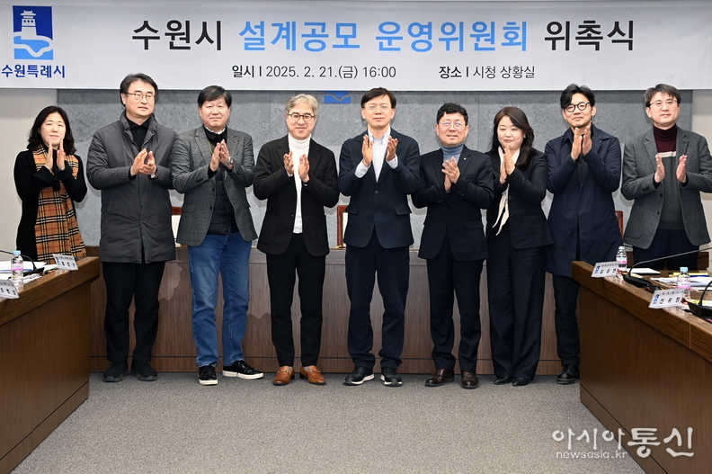 현근택 수원시 제2부시장(가운데)과 위원들이 함께하고 있다.