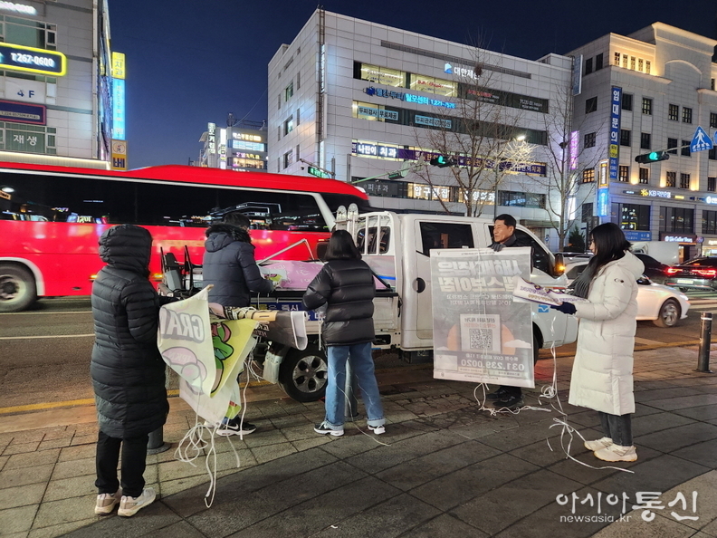 관내 불법 유동광고물에 대해 야간 단속을 하고 있다