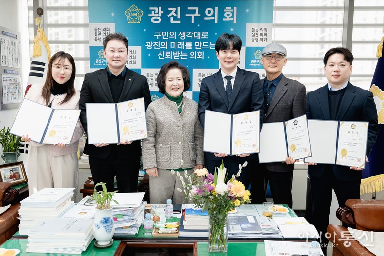 (왼쪽부터) 서민우 위원, 김강산 대표위원, 전은혜 광진구의회 의장, 권도윤, 송근섭, 김형준 세무사