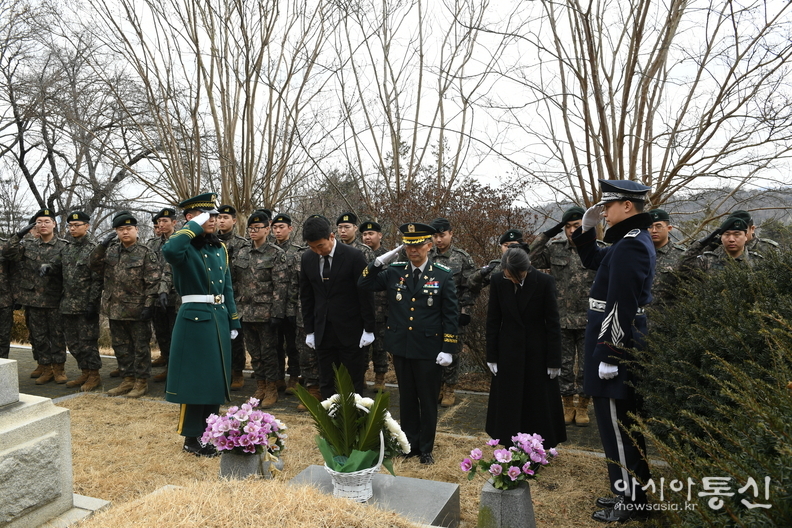 김홍일 장군 묘소를 참배하고 있는 육군 제52사단 212여단 장병