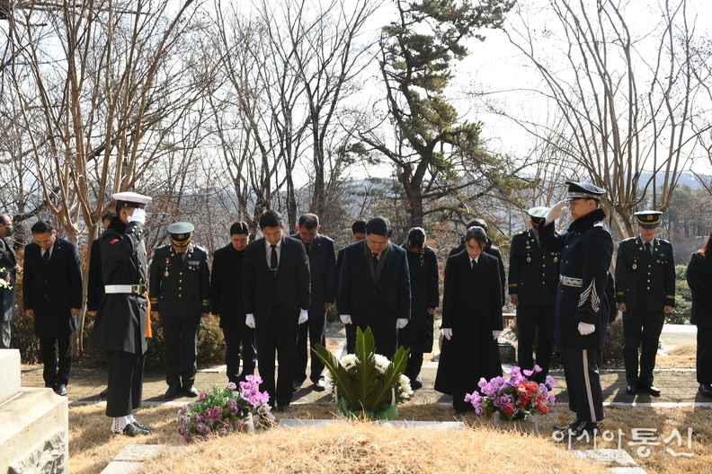 이범석 장군 묘소를 참배하고 있는육군협회⋅국방부 유해발굴감식단 직원