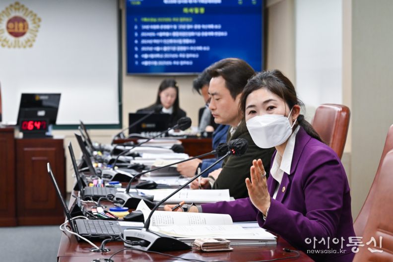 구미경 의원이 서울특별시의회 기획경제위원회 제328회 임시회 회의에서 질의를 하고 있다