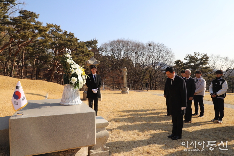 효창공원에서 참배중인 전종호 서울지방보훈청장