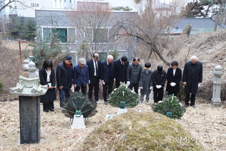 은평구에 위치한 서기창 지사 묘소에서 참배중인 모습