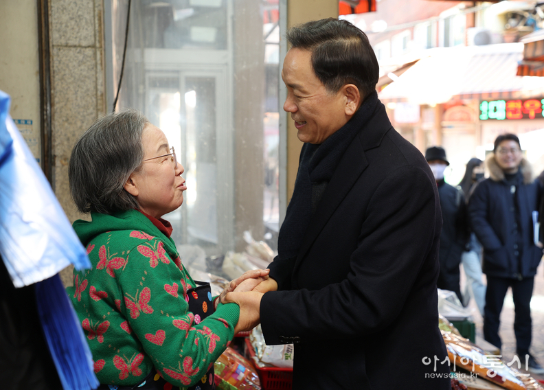 영동시장 상인과 대화를 나누는 조성명 강남구청장