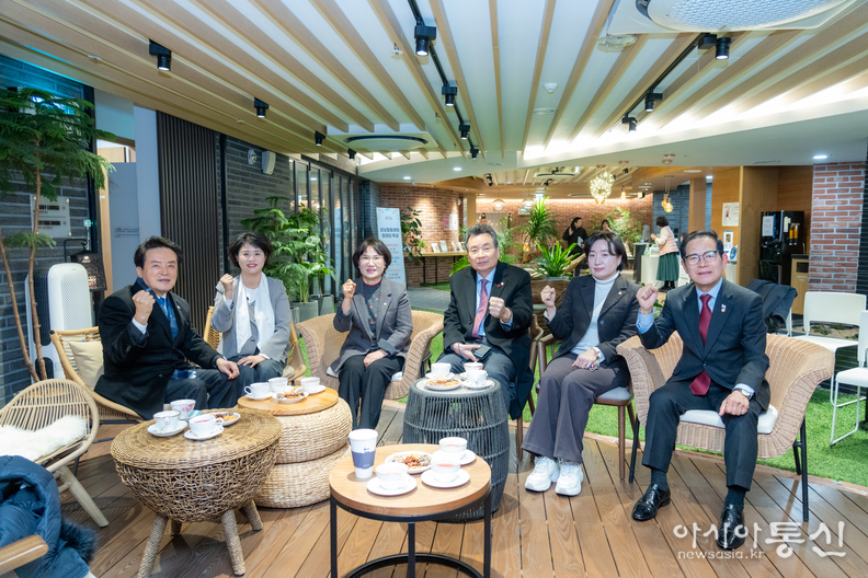 4일 강남힐링센터(코엑스) 현장방문을 실시한 행정안전위원회 위원들(우측에서 1번째 강을석 행정안전위원장, 좌측에서 2번째 김진경 부위원장)
