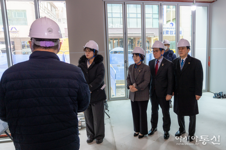 강남힐링센터(신사) 공사현장을 점검하고 있는 행정안전위원회 위원들