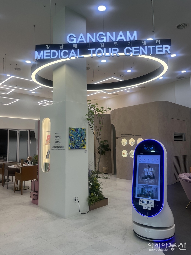 강남메디컬투어센터에서 안내 업무를 맡고 있는 엔디에스솔루션의 AI로봇