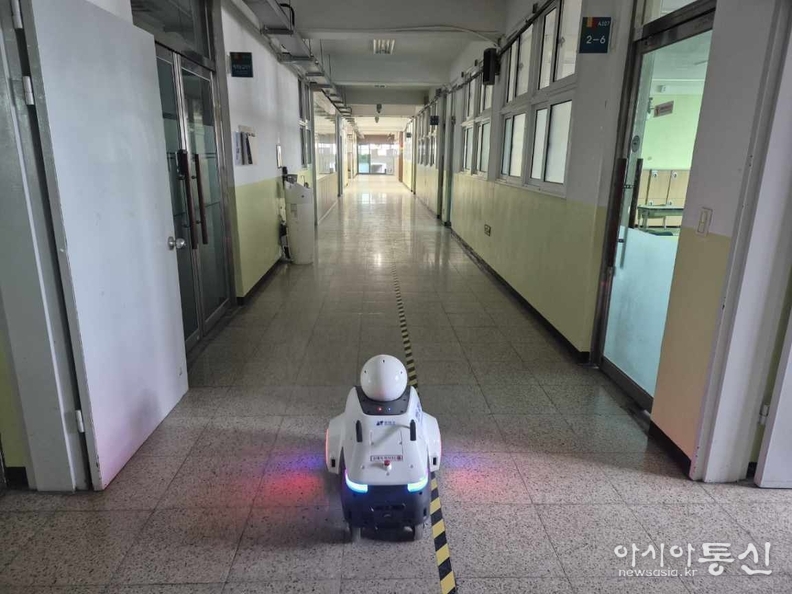 로봇고등학교 복도를 순찰하는 세오로보틱스의 화재·가스 탐지 로봇