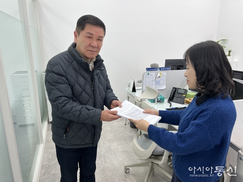 수원특례시의회 유재광 의원(국민의힘)이 청원서를 제출하고 있다