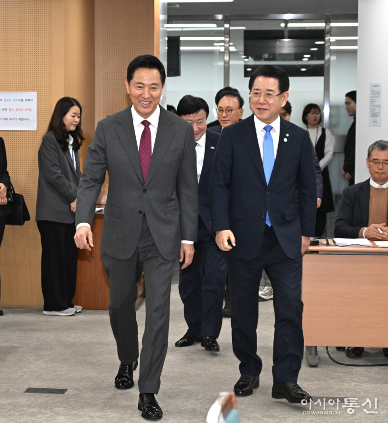 오세훈 서울시장(좌)과 김영록 전남도지사(우)가 협약식장에 입장하고 있다.