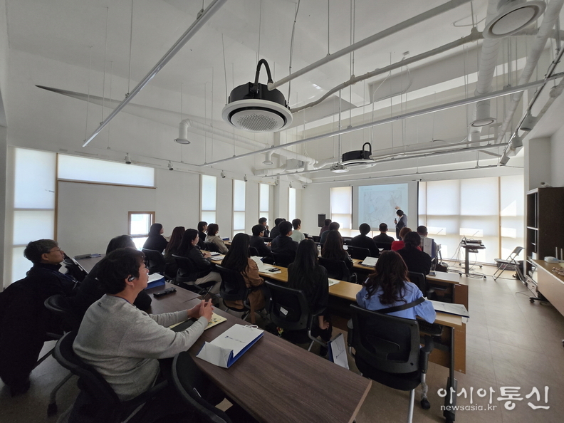 수원시를 방문한 강원도 시‧군 공무원들에게 행궁동 도시재생사업에 대해 설명하고 있다.