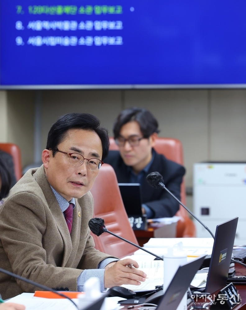 김형재 시의원이 지난 2월 25일 서울시의회 임시회 문화체육관광위원회에서 서울시립박물관장에게 어린이박물관 건립 추진실태에 대해 질의하고 있다.