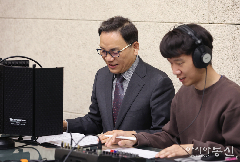 청렴방송을 녹음 중인 조성명 강남구청장(왼쪽)